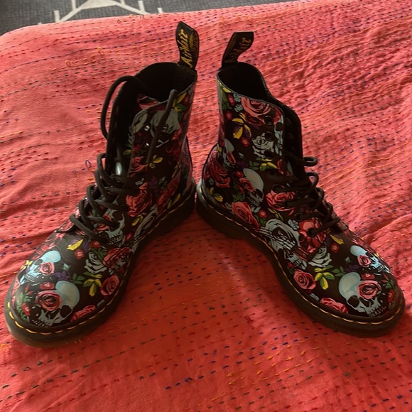 Pascal Skull and roses Dr. Marten women’s size 6 worn once. - Picture 4 of 5
